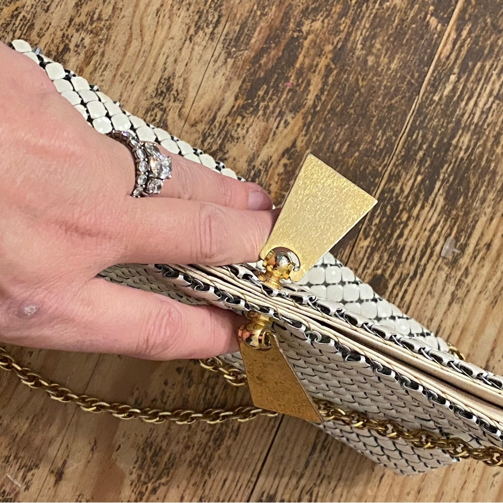 1980's Whiting and Davis Co Large Mesh White Purse with gold tone pull tabs - Picture 6 of 7